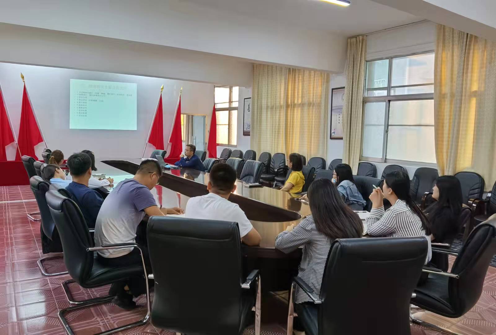 豫中公司第四期“學(xué)習(xí)大講堂”活動.jpg